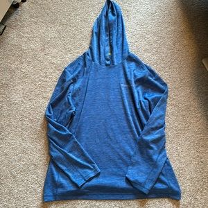 Vineyard vines spf long sleeve shirt with hoodie in blue. Size L